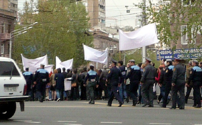 Armenians rally demands resign of authorities